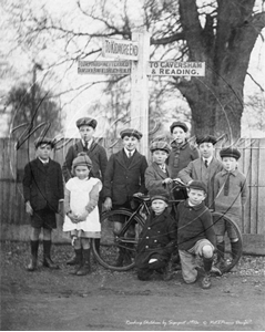 Picture of Berks - Reading, Kids & Signpost c1910s - N2084