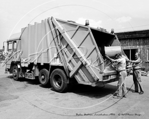 Picture of Lincs - Boston, Dustmen & Cart c1980s - N1453