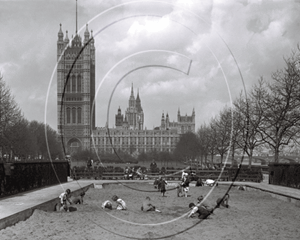 Picture of London - Houses of Parliament and Childrens Sand Pit c1930s - N036