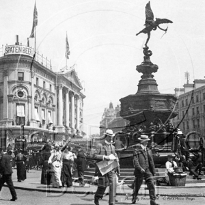 Piccadilly Circus in London c1902