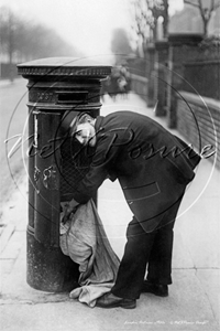 Picture of London Life - London Postman c1900s - N2139