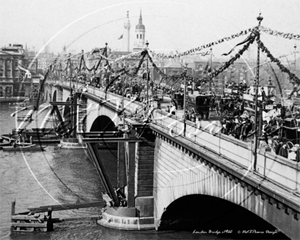 Picture of London - London Bridge, decorated c1902 - N2161