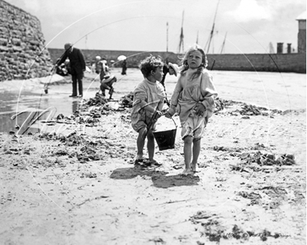 Picture of Misc - Kids, Kids on the Beach c1900s - N950