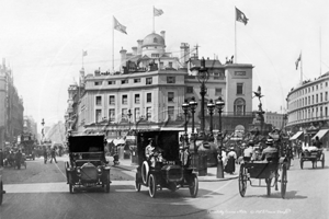 Cabs and Horse Drawn Carriages, Piccadilly Circus in Central London c1910s