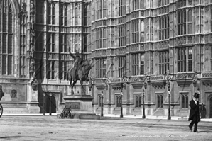 Picture of London - Westminster, Houses of Parliament, Richard The Lion Heart Statue c1890s - N3852