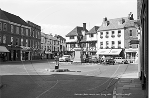 Picture of Hants - Romsey, Market Place & Palmerston Statue c1950s - N3973