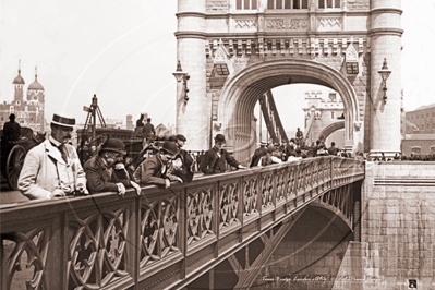 Picture of London - Tower Bridge and Spectators c1890s - N4224