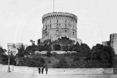 Picture of Berks - Windsor, Windsor Castle Round Tower from Lower Ward, c1890s - N4376