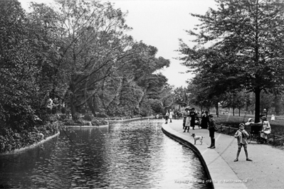 Picture of London, W - Ealing, Walpole Park, The Lake c1910s - N4534