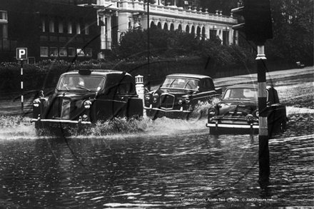 Picture of London Life  - London Floods with Austin Taxi c1960s - N4775
