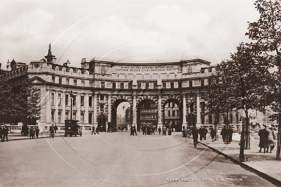Admiralty Arch from The Mall in Central London c1910s