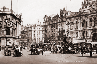 Piccadilly Circus in Central London c1910s