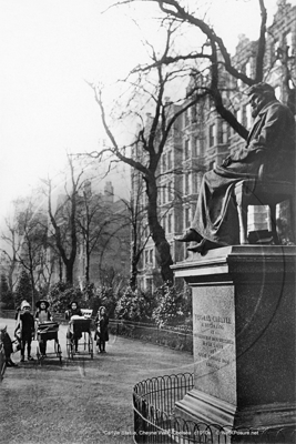 Carlyle Statue, Cheyne Walk, Cheyne Gardens, Chelsea in South West London c1910s