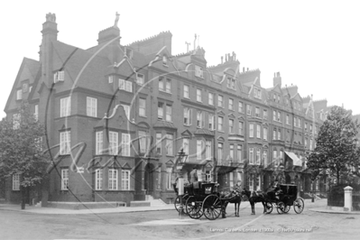 4 Wheeler Growler and 2 Hansom Cabs outside 52 Lennox Gardens, Chelsea in South West London c1900s